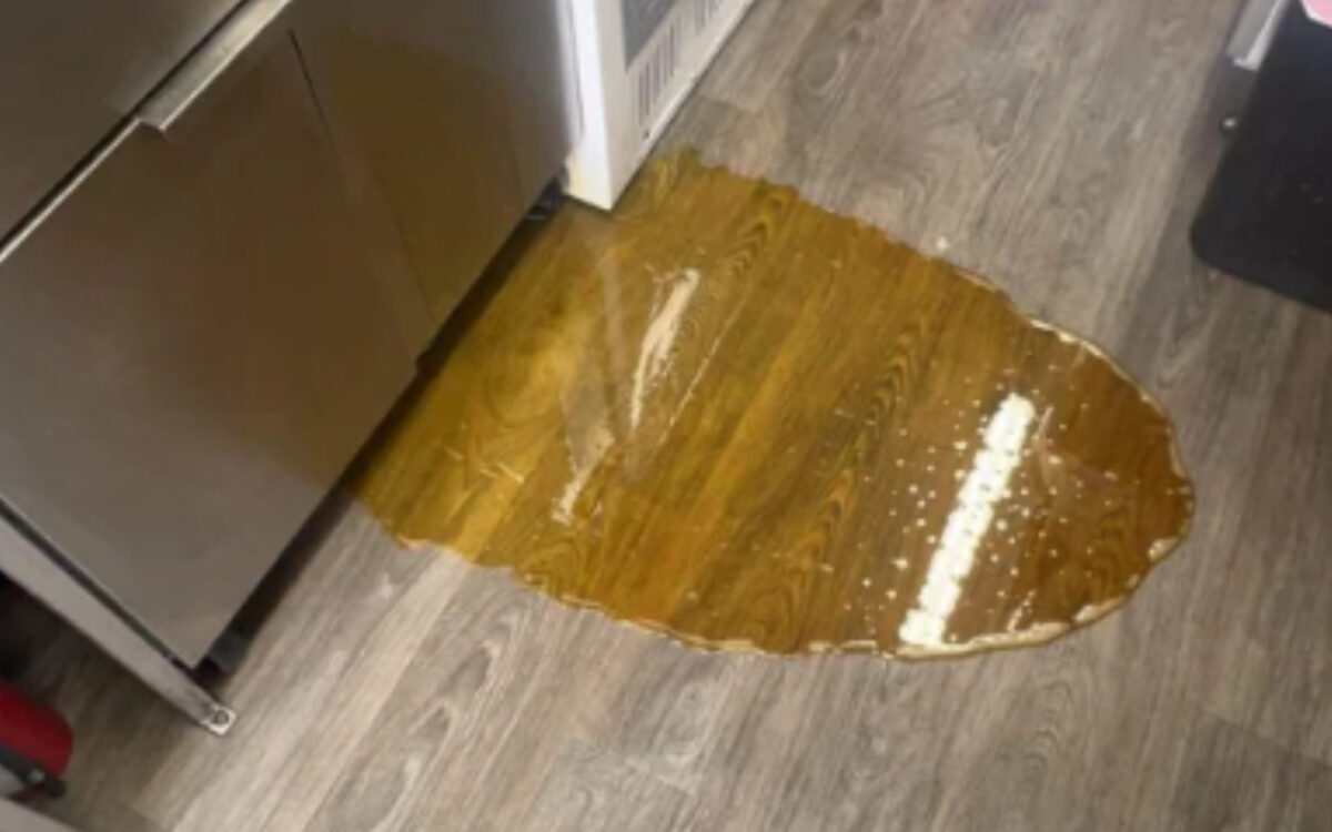 Σου χύθηκε λάδι στο πάτωμα ή στον πάγκο; Το έξυπνο κόλπο για να το καθαρίσεις στη στιγμή χωρίς να αφήσεις υπολείμματα