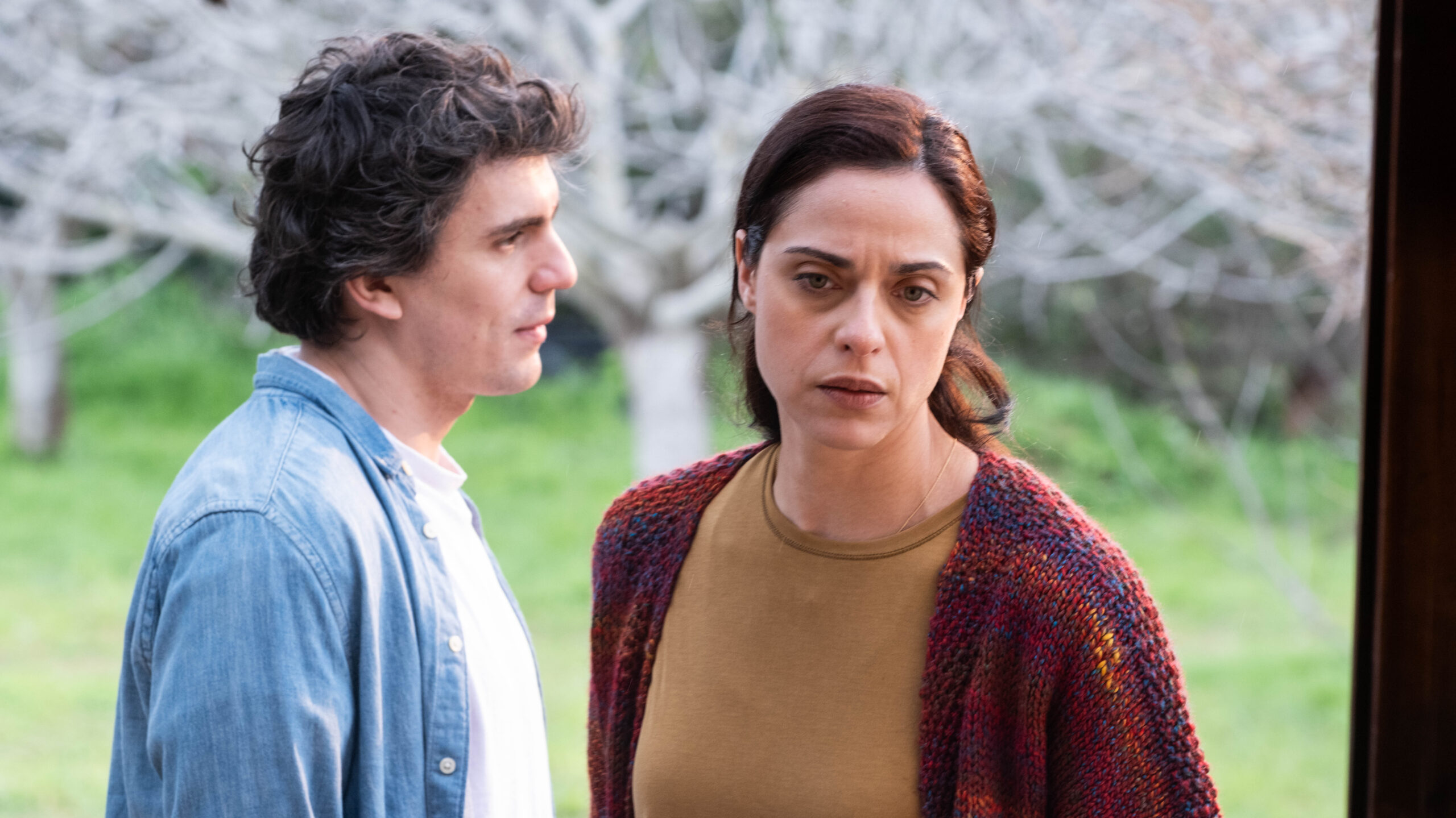 Σύγκρουση: Backstage φωτογραφίες από τη νέα σειρά Μελίνας Τσαμπάνη και Πέτρου Καλκόβαλη που θα δούμε στο Mega