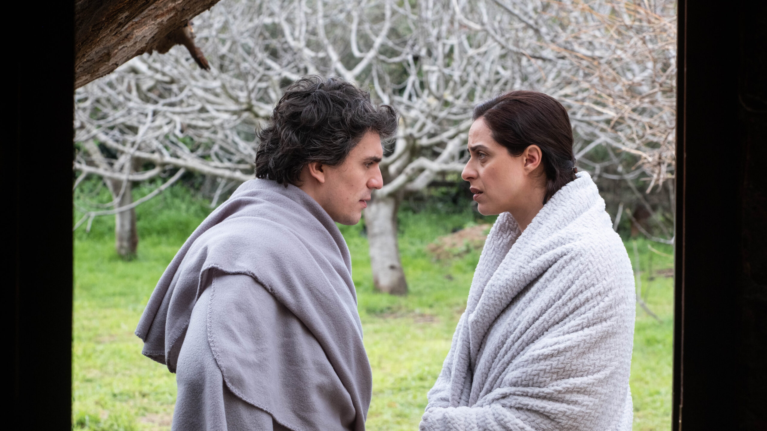 Σύγκρουση: Backstage φωτογραφίες από τη νέα σειρά Μελίνας Τσαμπάνη και Πέτρου Καλκόβαλη που θα δούμε στο Mega