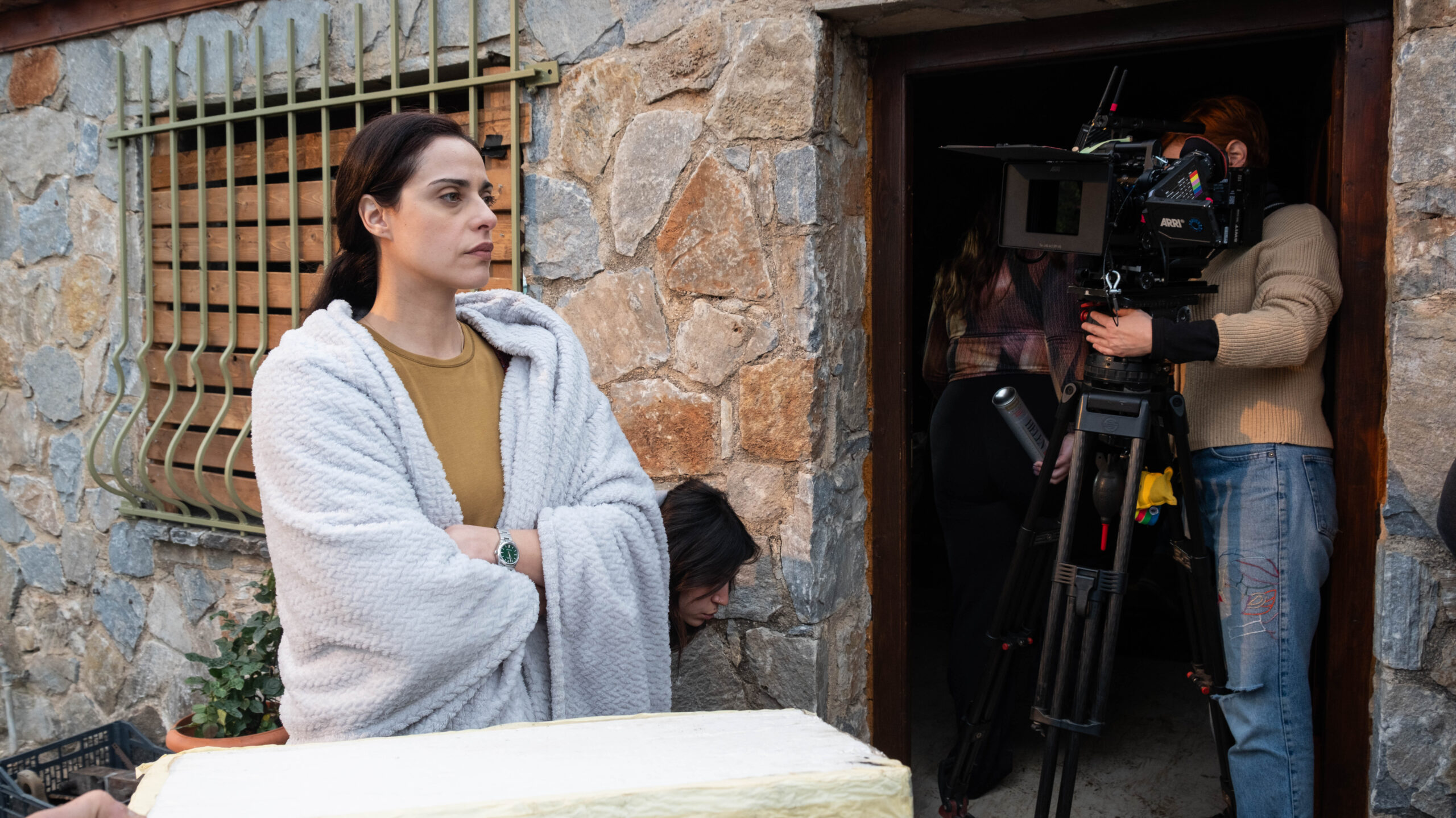 Σύγκρουση: Backstage φωτογραφίες από τη νέα σειρά Μελίνας Τσαμπάνη και Πέτρου Καλκόβαλη που θα δούμε στο Mega