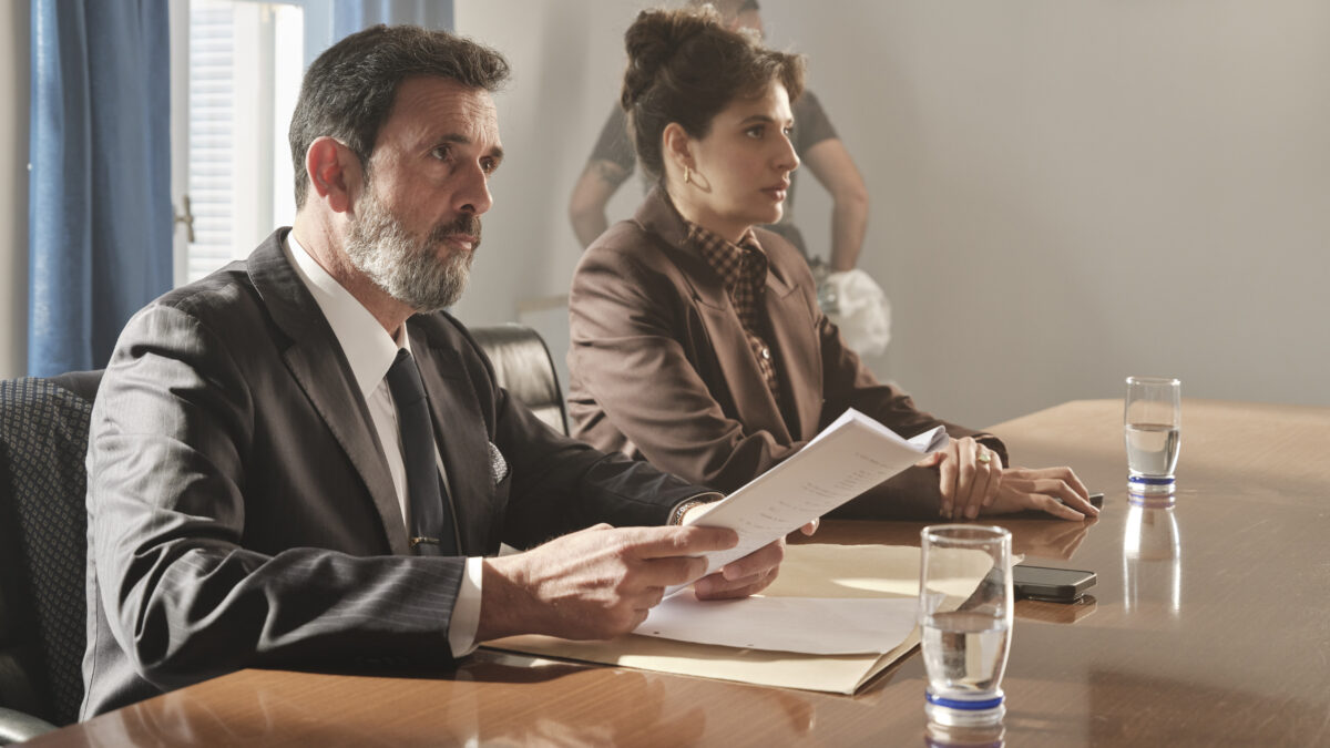 Σύγκρουση: Backstage φωτογραφίες από τη νέα σειρά Μελίνας Τσαμπάνη και Πέτρου Καλκόβαλη που θα δούμε στο Mega