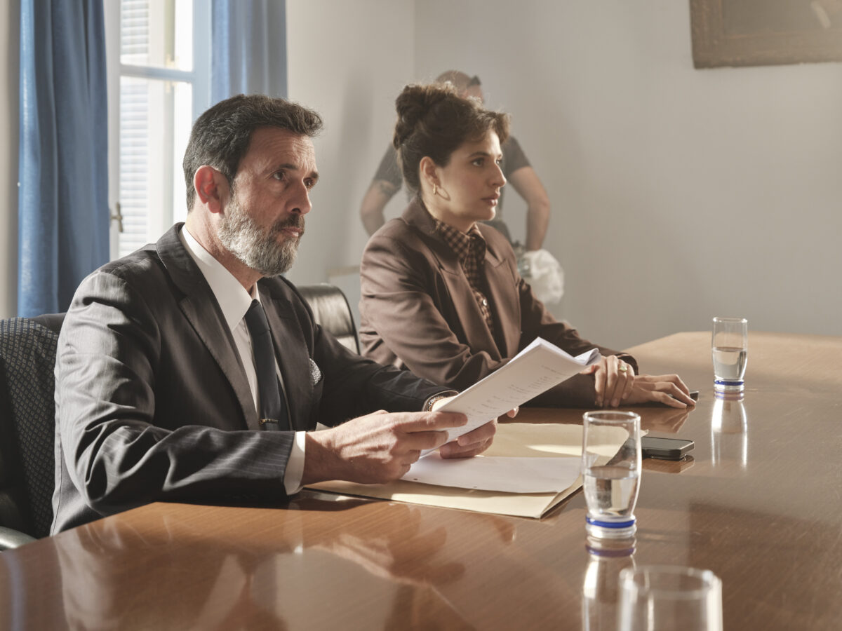 Σύγκρουση: Backstage φωτογραφίες από τη νέα σειρά Μελίνας Τσαμπάνη και Πέτρου Καλκόβαλη που θα δούμε στο Mega