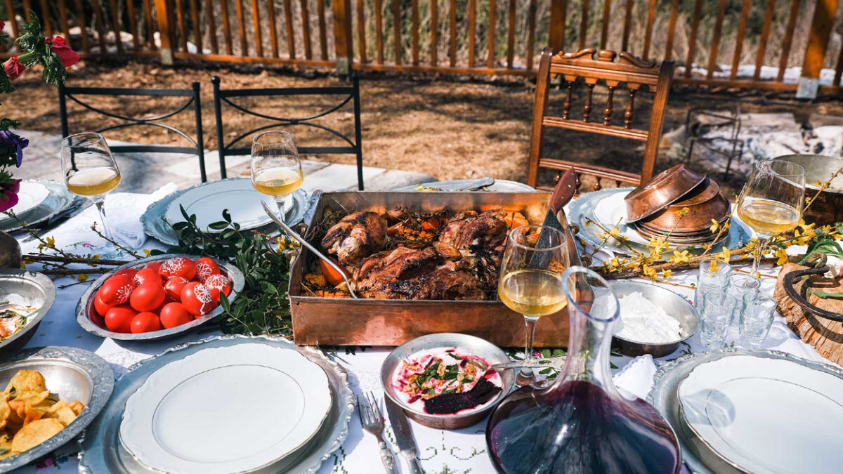Συμβουλές για την ασφάλεια τροφίμων στο Πασχαλινό τραπέζι: Τι πρέπει να προσέξουμε σε αυγά και κρέας