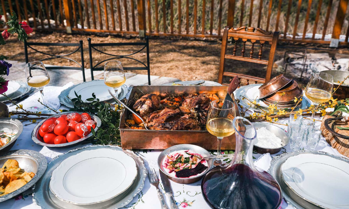 Συμβουλές για την ασφάλεια τροφίμων στο Πασχαλινό τραπέζι: Τι πρέπει να προσέξουμε σε αυγά και κρέας