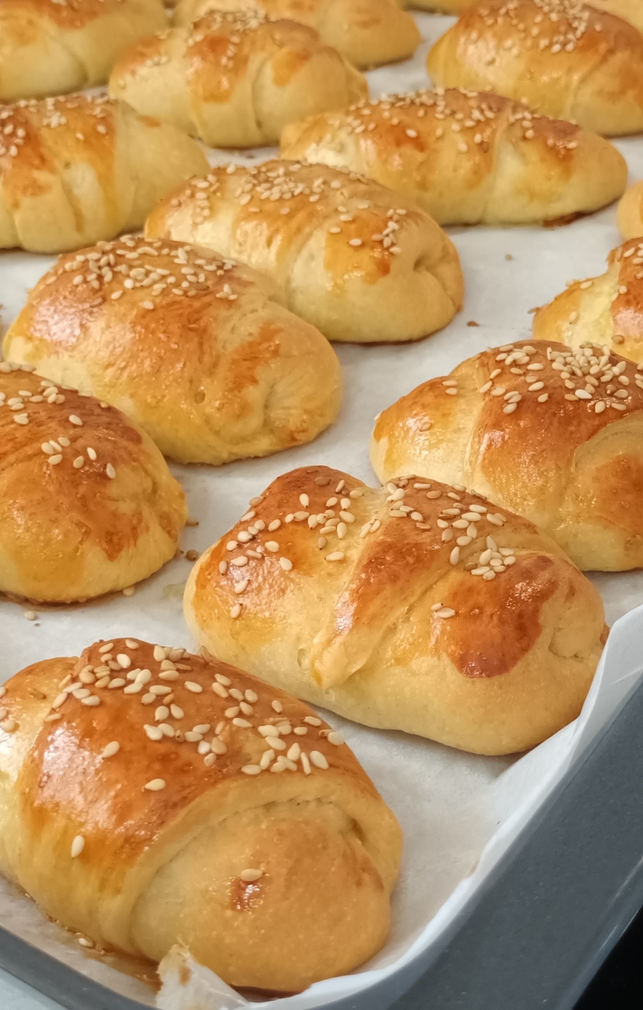 Τα πιο αφράτα και πετυχημένα τυροπιτάκια με φέτα ανθότυρο και γραβιέρα