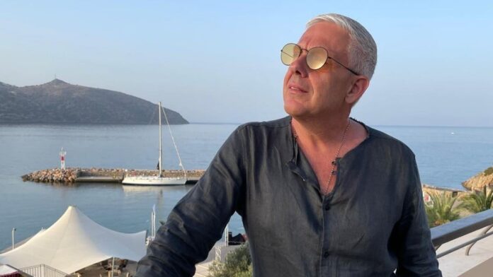 Τάσος Δούσης: «Πώς ήρθες έτσι στον επιτάφιο μωρή μαλ…»- Η σκηνή bullying που τον εξόργισε