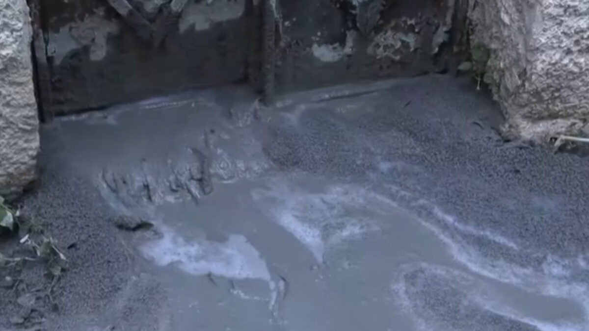 Τί είναι ο Αθηναϊκός σχιστόλιθος που αναβλύζει σε δρόμους της Κυψέλης Αττικής και μοιάζει με τσιμέντο