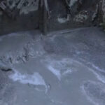 Τί είναι ο Αθηναϊκός σχιστόλιθος που αναβλύζει σε δρόμους της Κυψέλης Αττικής και μοιάζει με τσιμέντο