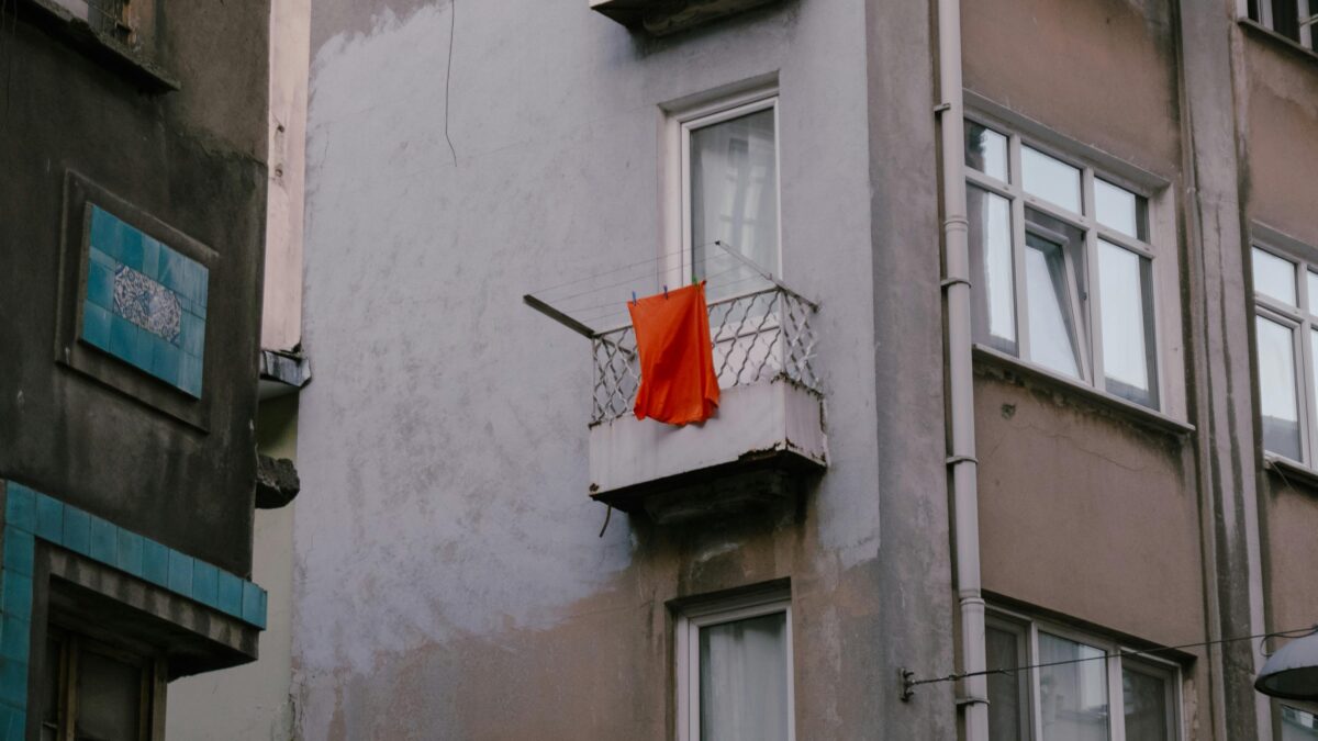 Τη Μεγάλη Πέμπτη μη ξεχάσετε να κρεμάσετε κάτι κόκκινο στο μπαλκόνι σας