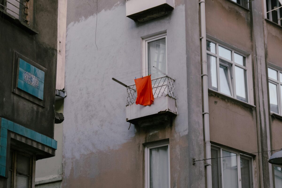 Τη Μεγάλη Πέμπτη μη ξεχάσετε να κρεμάσετε κάτι κόκκινο στο μπαλκόνι σας