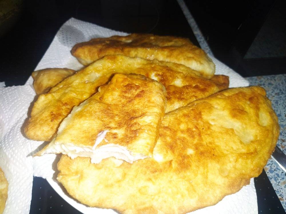 Τηγανοκουλούρες με φέτα και ζαμπόν για κολατσιό