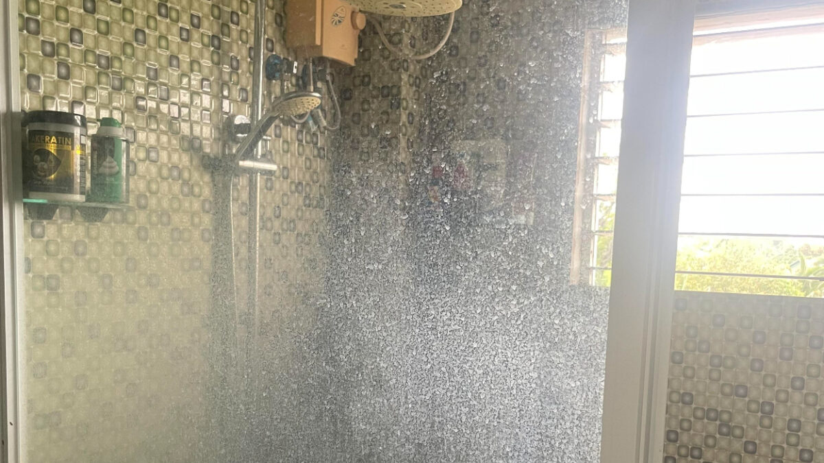 Το κόλπο με αλάτι και λεμόνι για να αφαιρέσεις τα άλατα και τα υπολείμματα σαπουνιού από τη ντουζιέρα χωρίς καθαριστικά