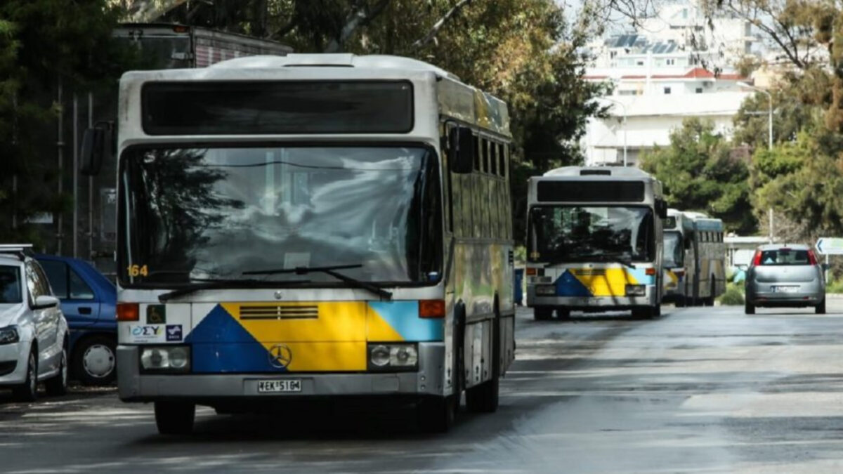 Υπάρχουν ακόμη άνθρωποι: Ηλικιωμένοι ξέχασε 30.000 ευρώ στο λεωφορείο και της τα γύρισαν άθικτα