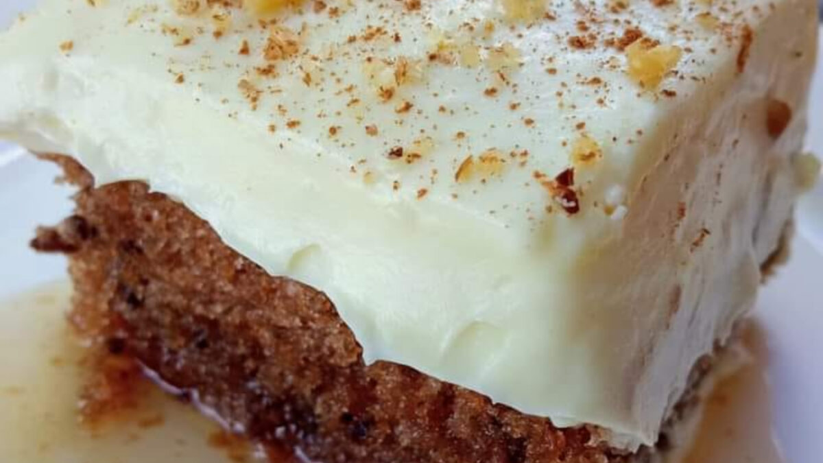 Ζουμερή πουτίγκα με βελούδινη κρέμα για τη Κυριακή του Πάσχα