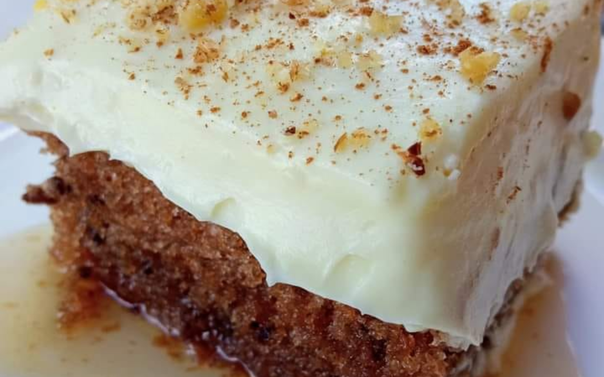 Ζουμερή πουτίγκα με βελούδινη κρέμα για τη Κυριακή του Πάσχα