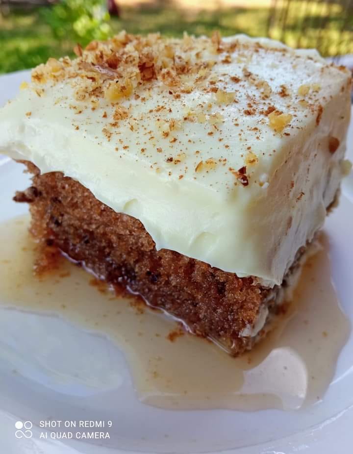 Ζουμερή πουτίγκα με βελούδινη κρέμα για τη Κυριακή του Πάσχα