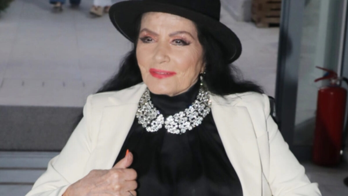 Ζωζώ Σαπουντζάκη: Η δραματική εξέλιξη στην υγεία της που δεν της επιτρέπει να μάθει για τον θάνατο του συντρόφου της