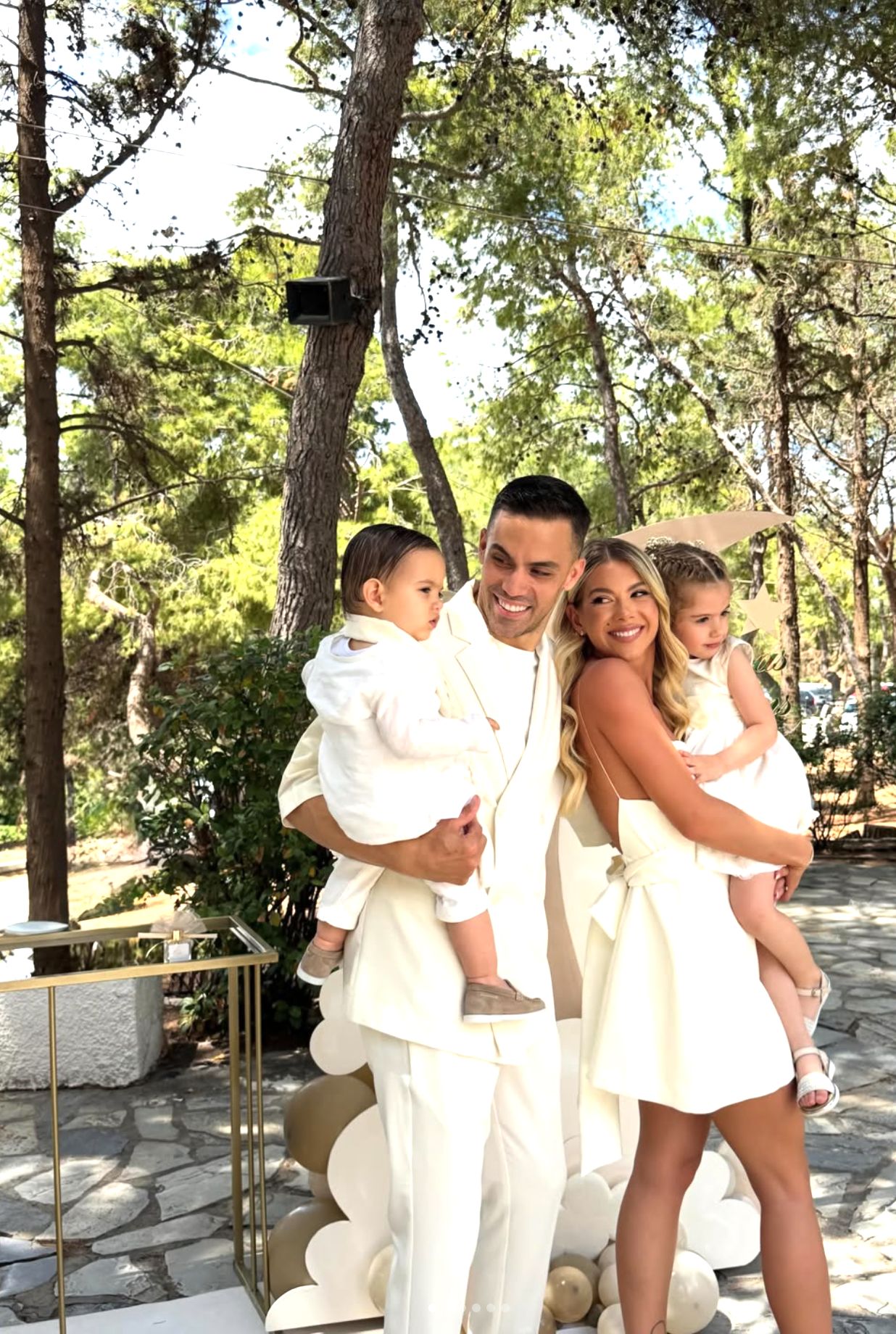 Έτσι είναι σήμερα η μικρή Στέφανι από την Ώρα η καλή: Η τηλεοπτική κόρη του Μιχαλόπουλου βάφτισε το γιο της και δεν την αναγνωρίσαμε