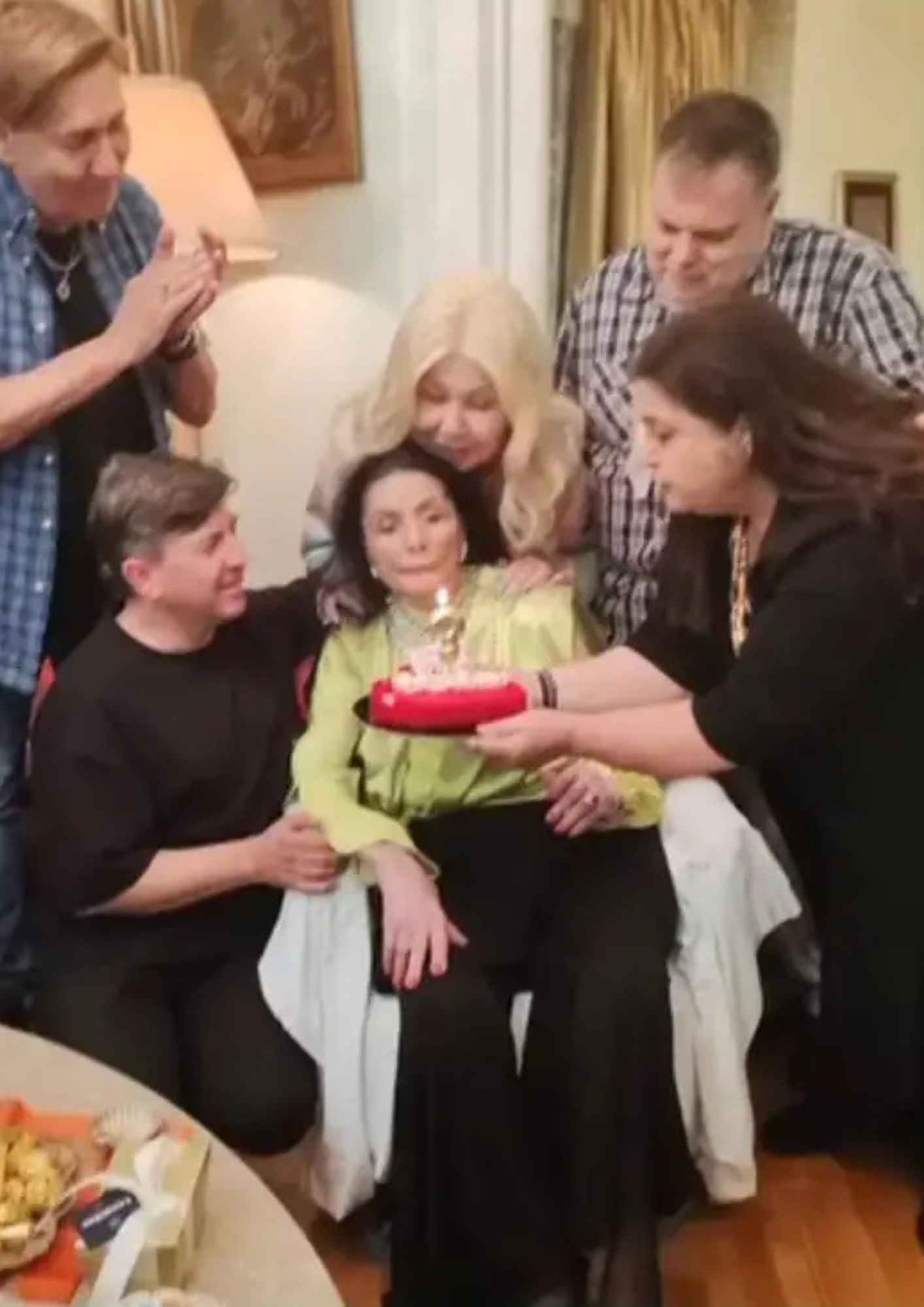 Η Γωγώ Σαπουντζάκη γιόρτασε φαντασμαγορικά 93α γενέθλιά της- Πώς είναι σήμερα; (Φωτογραφίες)