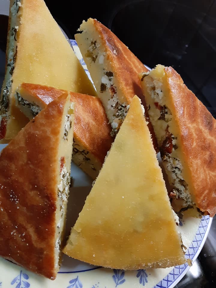 Καλοκαιρινή τυρόπιτα χωρίς φύλλο με λιαστή ντομάτα και καυκαλήθρες