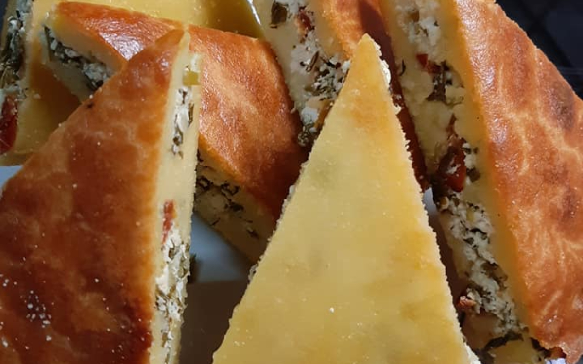 Καλοκαιρινή τυρόπιτα χωρίς φύλλο με λιαστή ντομάτα και καυκαλήθρες