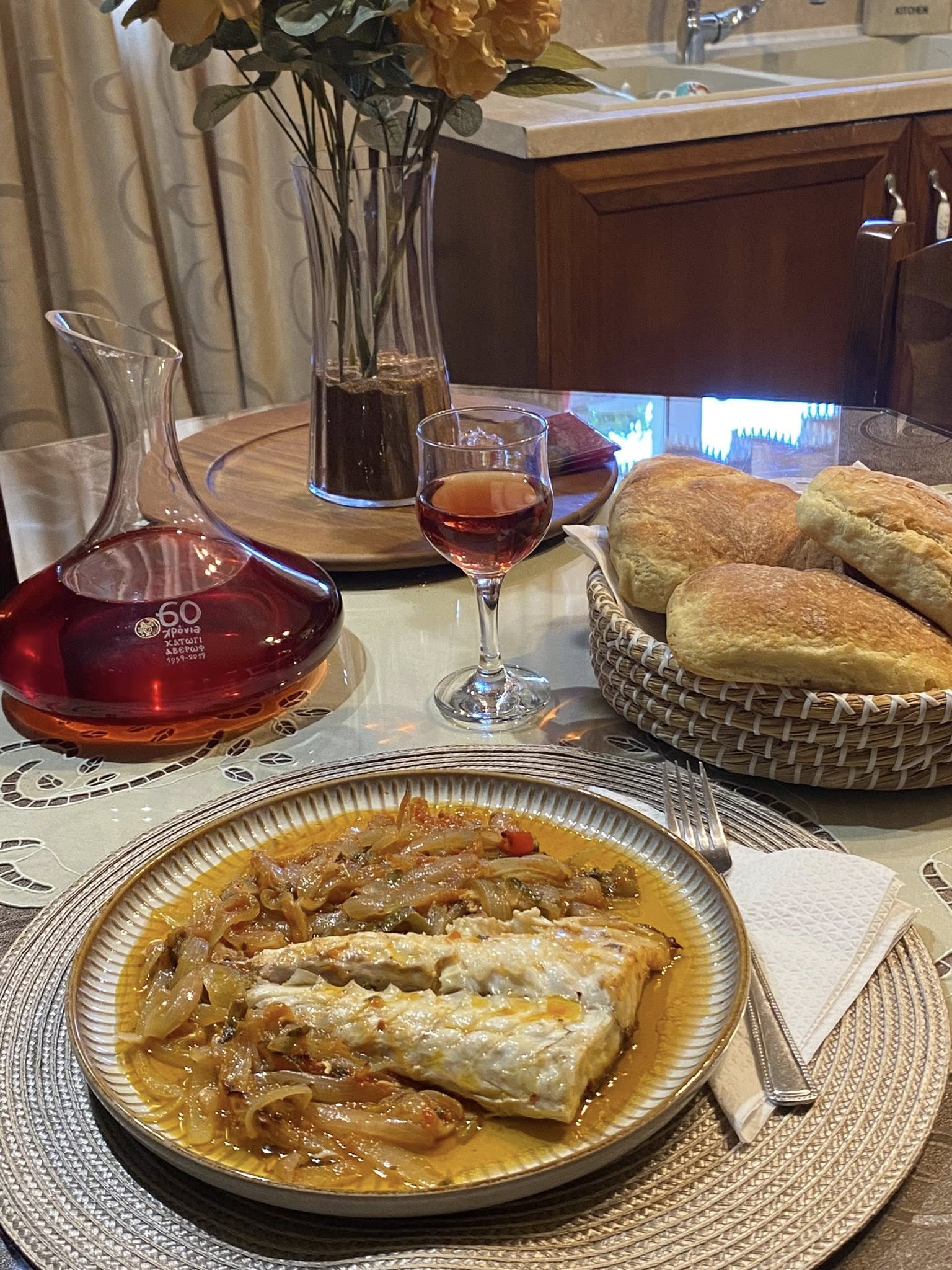 Καλοκαιρινό λαβράκι στο φούρνο με λαχανικά