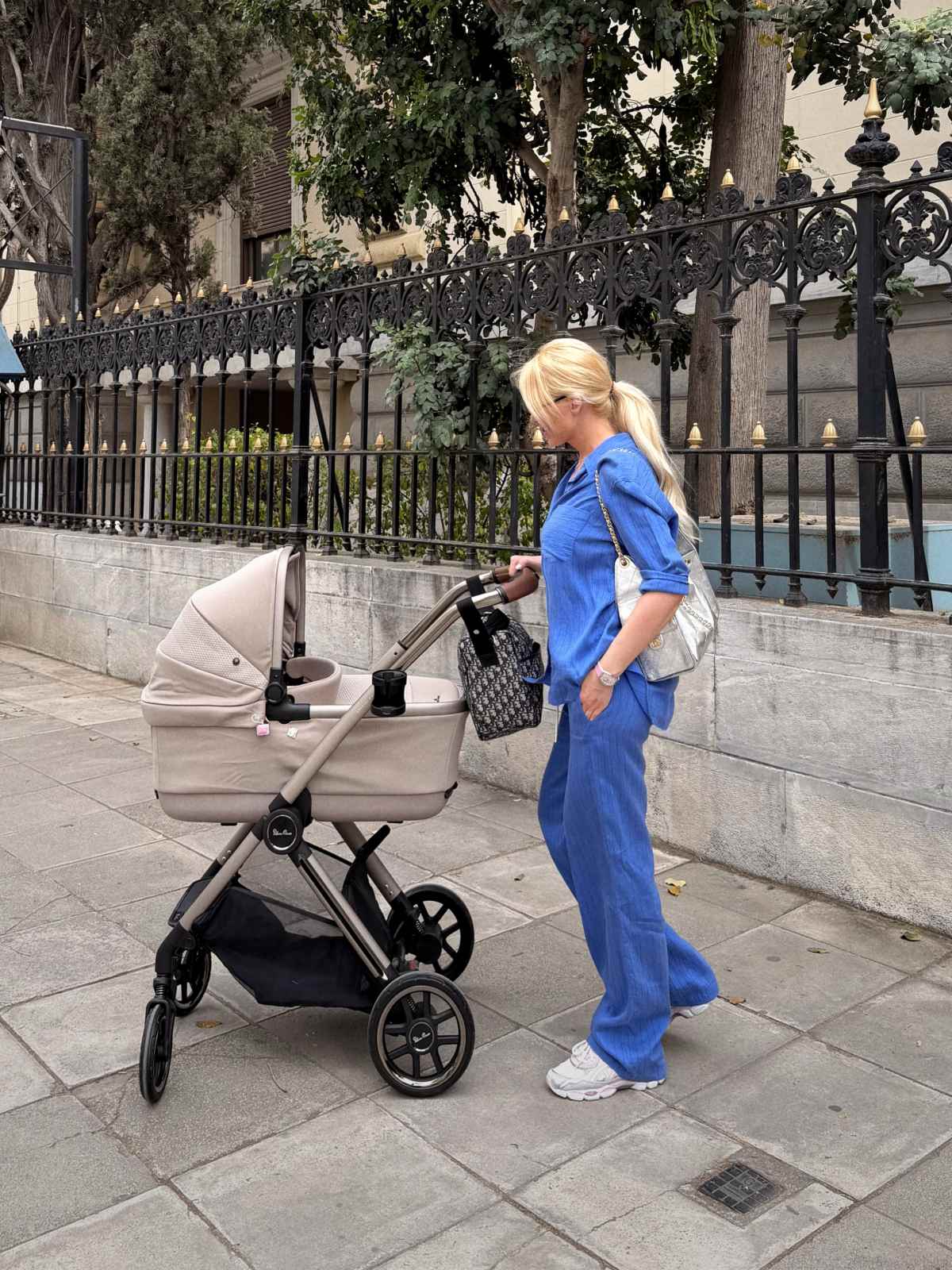Κατερίνα Καινούργιου: Η πρώτη της βόλτα με τη μικρή της πριγκίπισσα (Φωτογραφίες και βίντεο) 4 Κατερίνα Καινούργιου: Η πρώτη της βόλτα με τη μικρή της πριγκίπισσα( Φωτογραφίες και βίντεο)