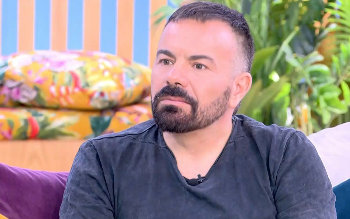 Σοκ για τον Βασίλη Καλλίδη: Βρέθηκε με φυλή κανίβαλων σε ηφαίστειο (βίντεο) 3 Σοκ για τον Βασίλη Καλίδη: Βρέθηκε με φυλή κανίβαλων σε ηφαίστειο (βίντεο)
