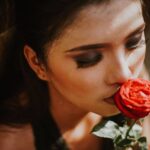 Τί να κάνω για να δω αν με θέλει; Τα σημάδια που δείχνουν την αλήθεια