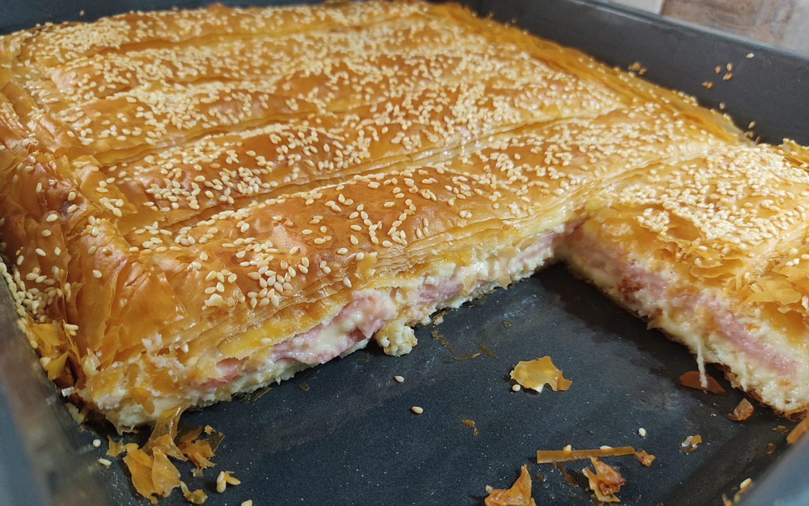 Ζαμπονοτυρόπιτα με σιμιγδαλόκρεμα και φύλλο σφολιάτας