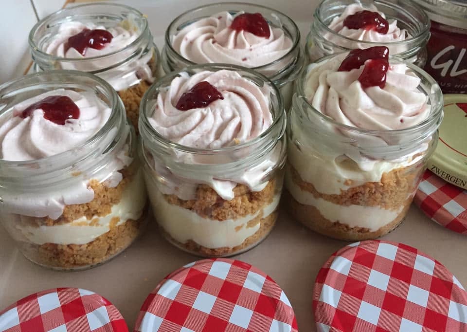 Cheesecake Himbeeren σε βαζάκια για πάρτι γενεθλίων