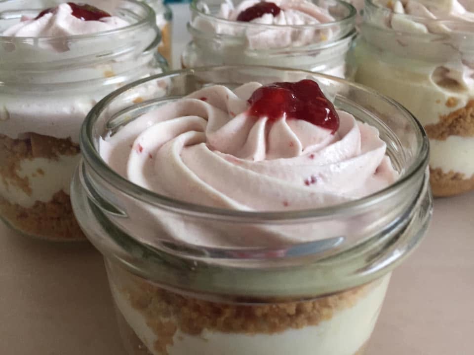 Cheesecake Himbeeren σε βαζάκια για πάρτι γενεθλίων