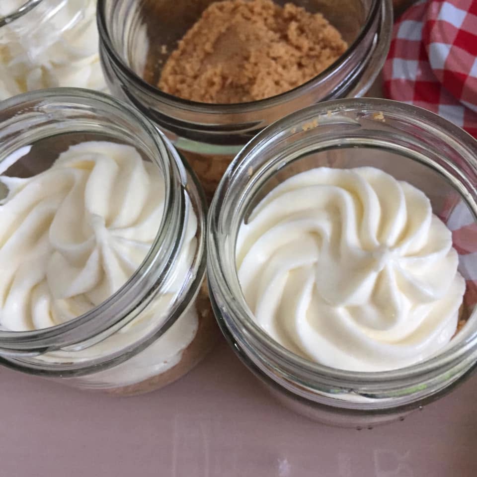 Cheesecake Himbeeren σε βαζάκια για πάρτι γενεθλίων