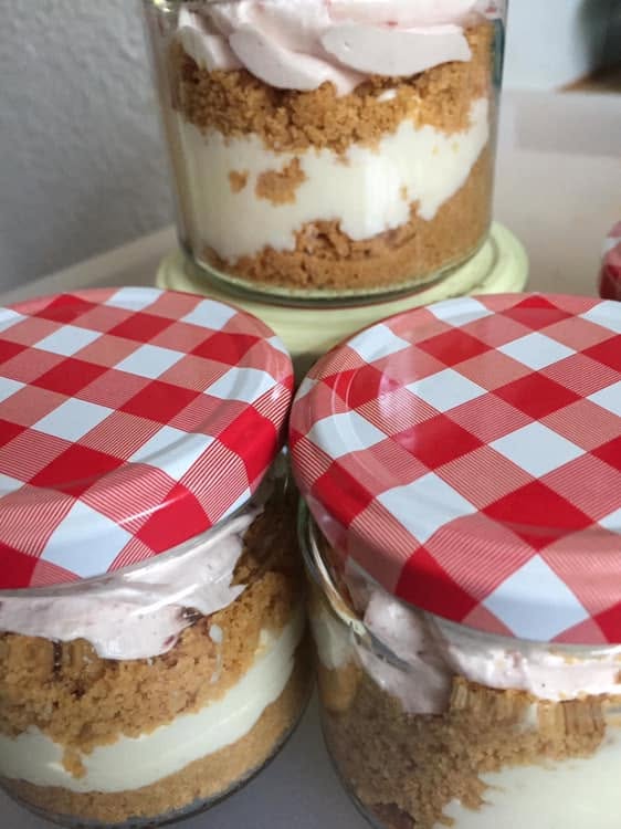Cheesecake Himbeeren σε βαζάκια για πάρτι γενεθλίων