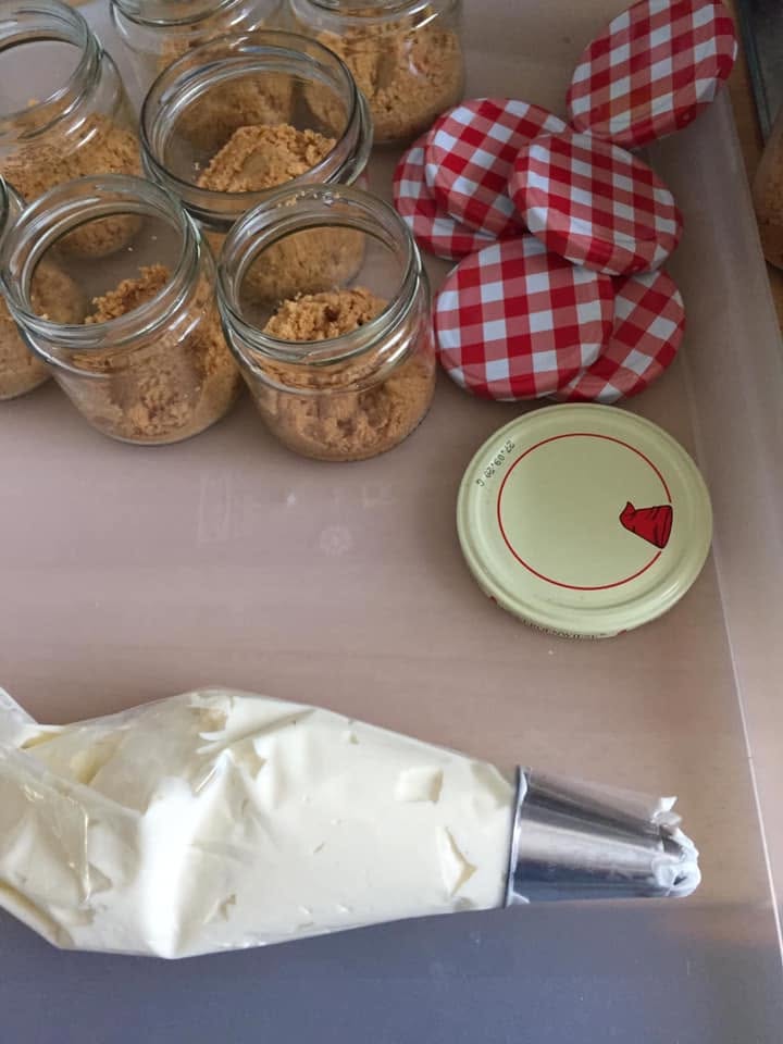 Cheesecake Himbeeren σε βαζάκια για πάρτι γενεθλίων