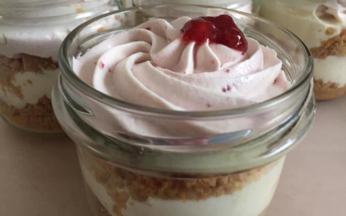 Cheesecake Himbeeren σε βαζάκια για πάρτι γενεθλίων