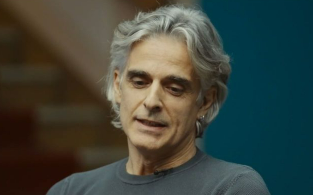 Δύο μαύρα πουκάμισα: Το σκοτεινό μυστικό και η γυναίκα που βάζει φωτιά στη Κρήτη