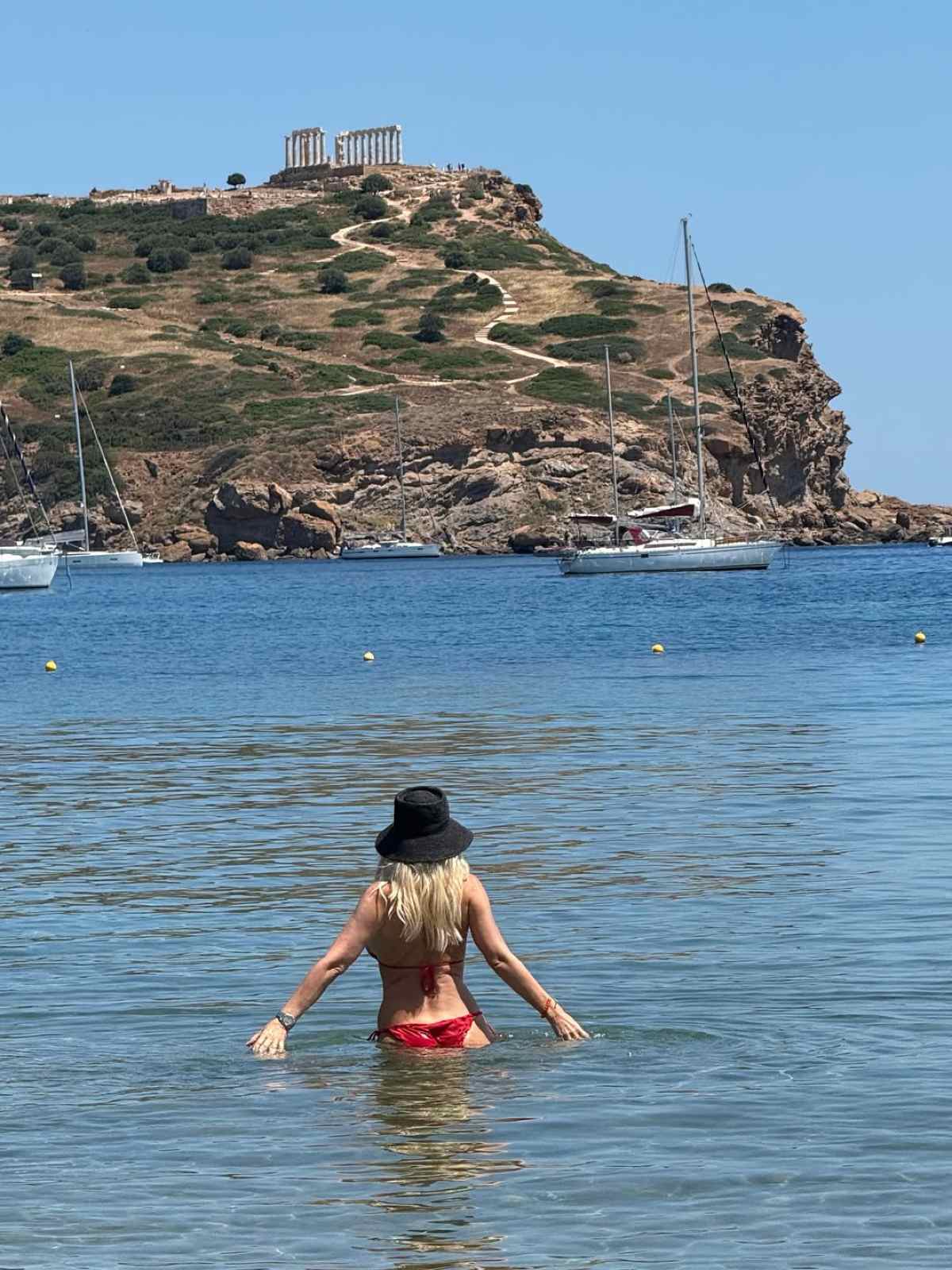 Η Ελένη Μενεγάκη ποζάρει με κόκκινο μπικίνι και εντυπωσιάζει με το καλλίγραμμο κορμί της