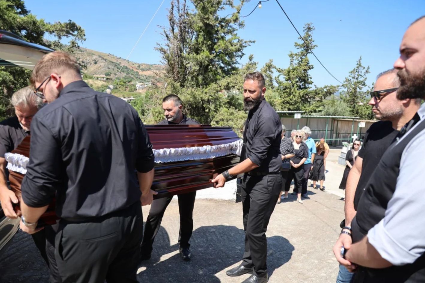 Κηδεία Σταυρούλας Λεβεντάκη: Σπαραγμός στο τελευταίο αντίο- Η οικογένεια της ζητά δικαίωση (Φωτογραφίες