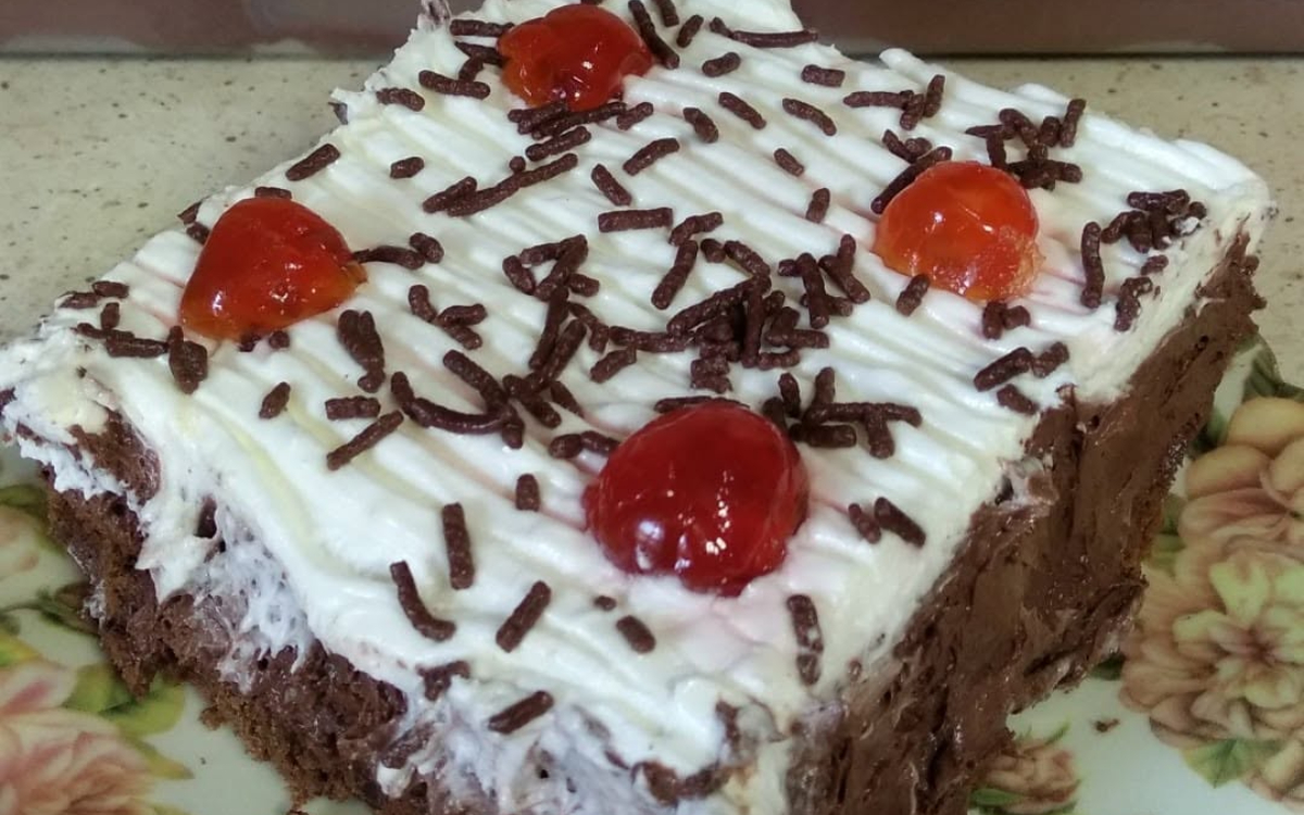 Μπισκοτόγλυκο ψυγείου σοκολάτα με cookies σαν τούρτα