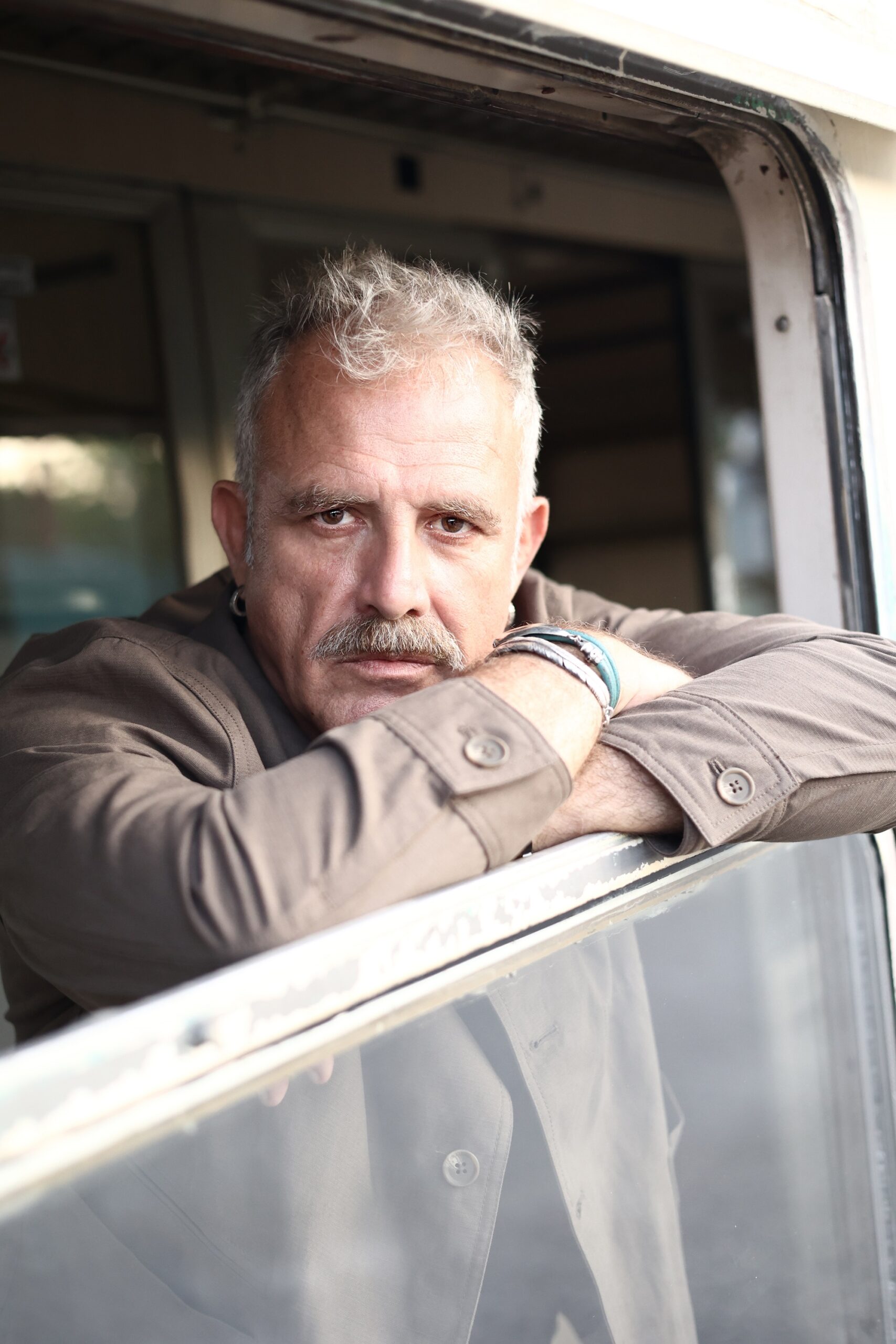 ΜΠΛΕ ΩΡΕΣ: Ο αστυνόμος Σταύρος Ελευθερίου κουβαλά το σκοτάδι της δολοφονίας της γυναίκας του».