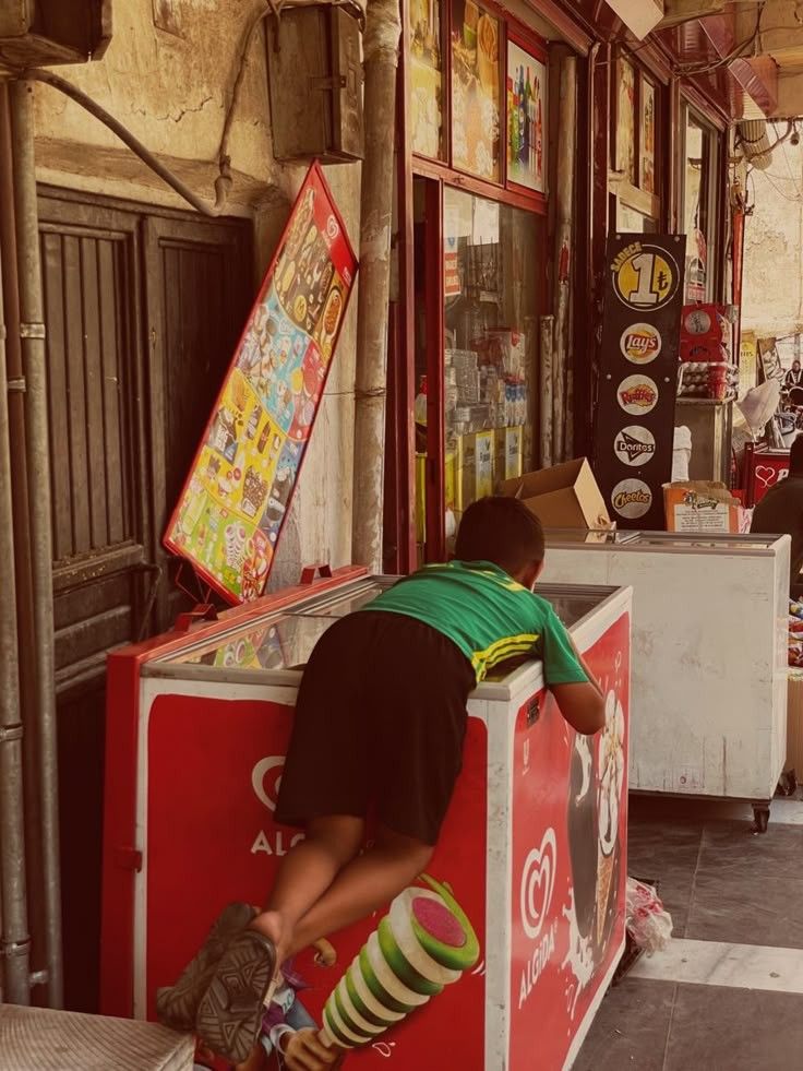 Πώς ζούσαμε τα καλοκαίρια μας στα 90's και 00's χωρίς οθόνες: Ένα ταξίδι στα καλοκαίρια των παιδικών μας χρόνων