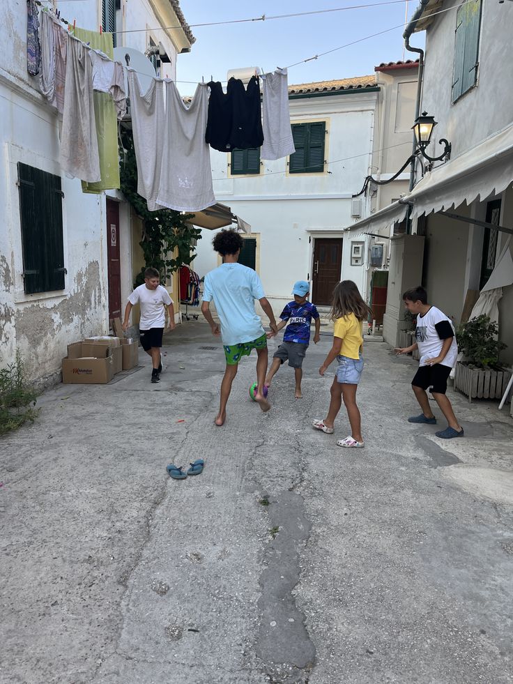 Πώς ζούσαμε τα καλοκαίρια μας στα 90's και 00's χωρίς οθόνες: Ένα ταξίδι στα καλοκαίρια των παιδικών μας χρόνων