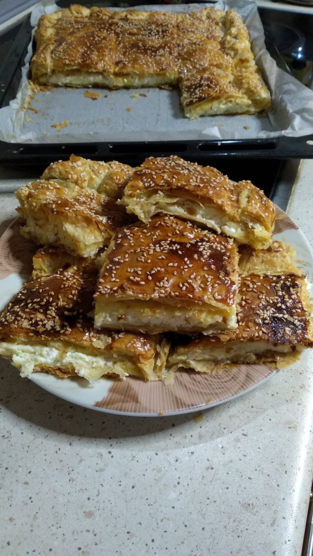 Τραγανή σφολιατένια τυρόπιτα