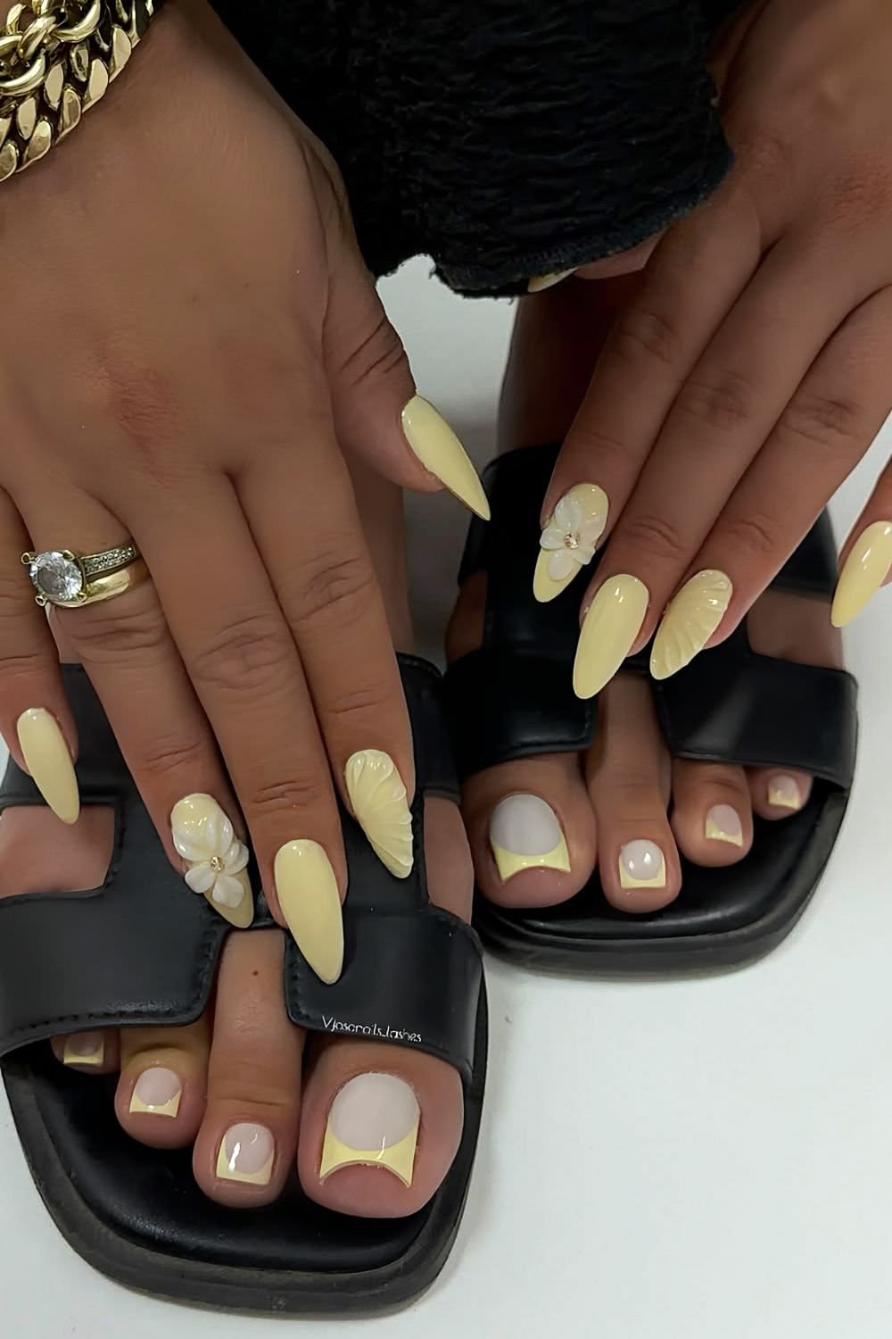 Butter yellow nails: Η απόλυτη τάση του Καλοκαιριού για ένα μανικιούρ που αναδεικνύει το μαύρισμα