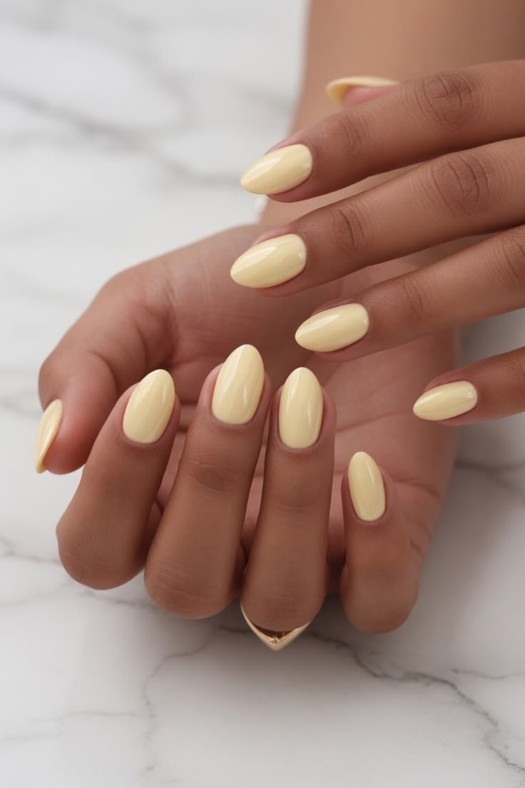 Butter yellow nails: Η απόλυτη τάση του Καλοκαιριού για ένα μανικιούρ που αναδεικνύει το μαύρισμα