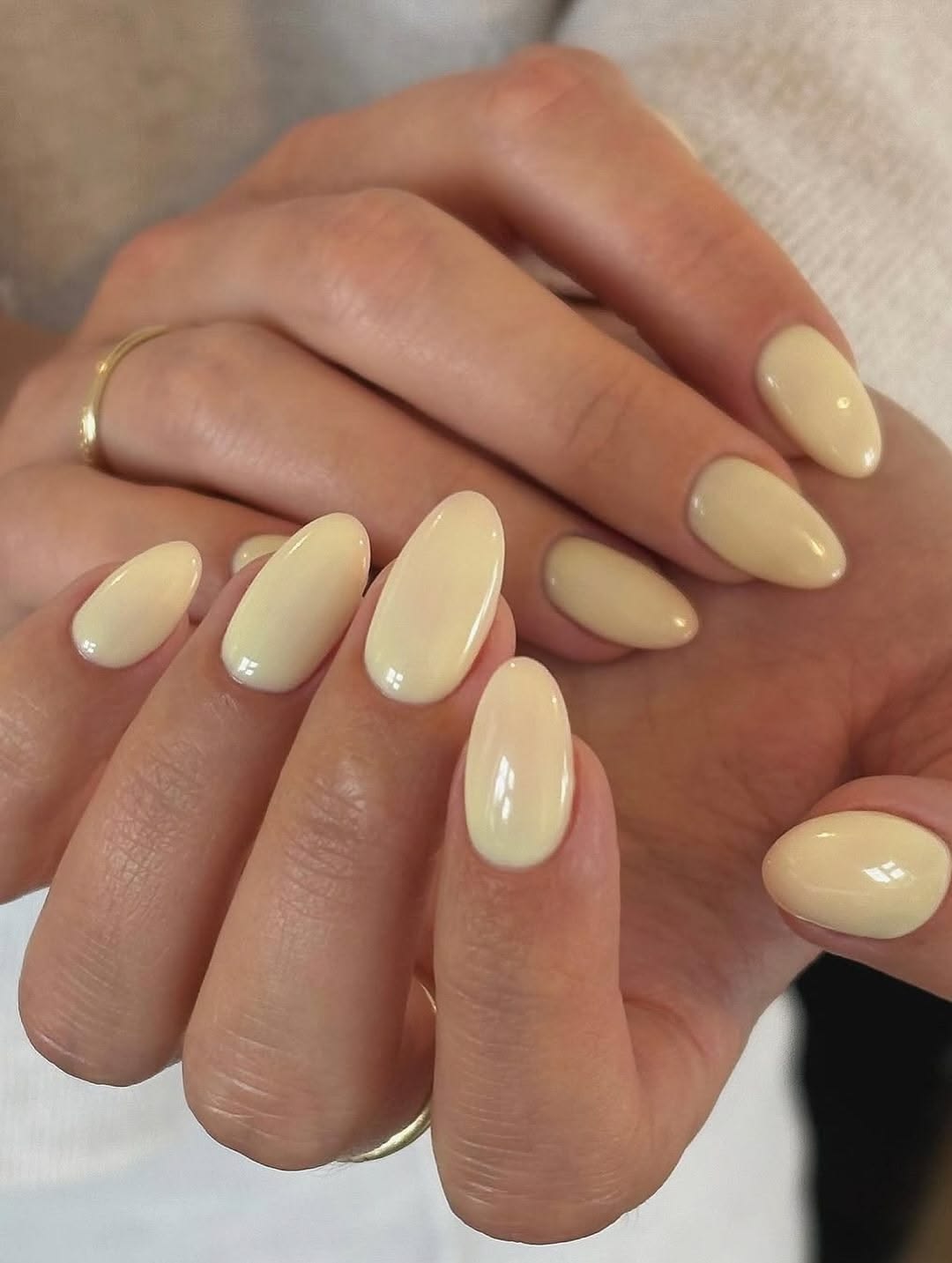Butter yellow nails: Η απόλυτη τάση του Καλοκαιριού για ένα μανικιούρ που αναδεικνύει το μαύρισμα