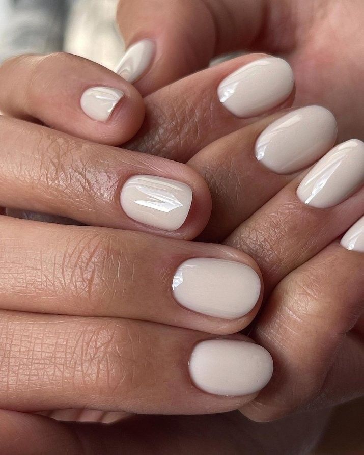 Coconut Latte Nails: Το νέο χρώμα στο μανικιούρ που έγινε το απόλυτο καλοκαιρινό trend- Ιδέες να το υιοθετήσεις