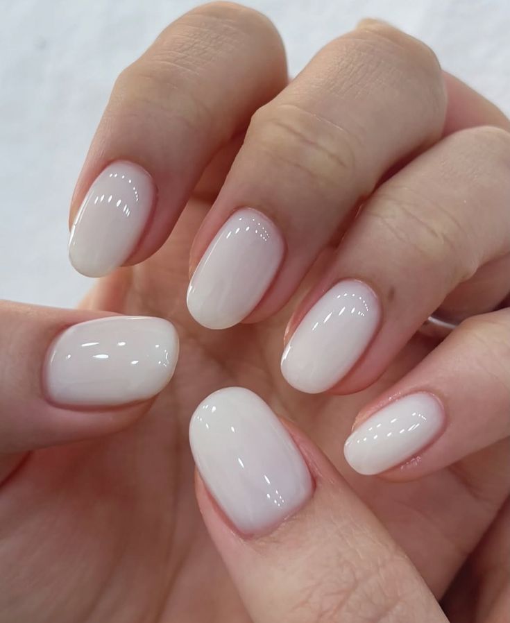 Coconut Latte Nails: Το νέο χρώμα στο μανικιούρ που έγινε το απόλυτο καλοκαιρινό trend- Ιδέες να το υιοθετήσεις