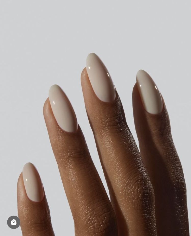 Coconut Latte Nails: Το νέο χρώμα στο μανικιούρ που έγινε το απόλυτο καλοκαιρινό trend- Ιδέες να το υιοθετήσεις